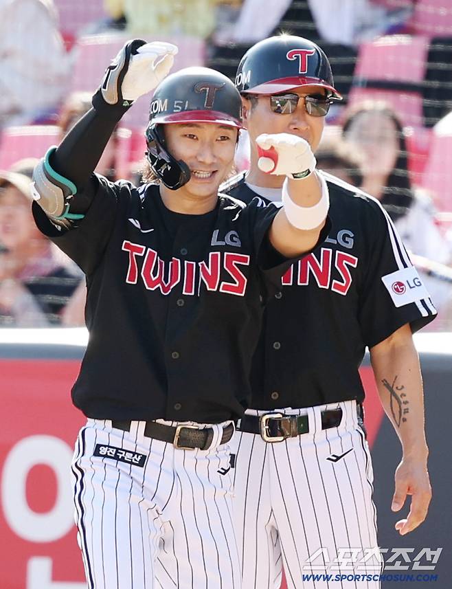 18일 수원 케이티위즈파크에서 열린 KT와 LG의 더블헤더 1차전 경기. 4회초 1타점 적시타를 날린 LG 신민재. 수원=송정헌 기자songs@sportschosun.com/2025.09.18/