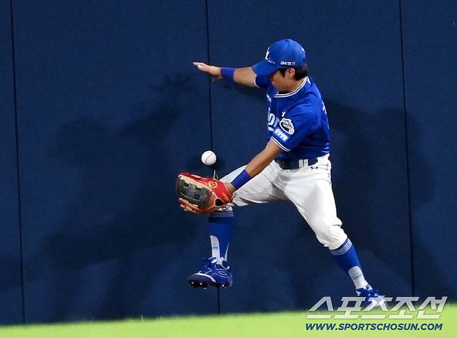 18일 창원NC파크에서 열린 삼성과 NC의 경기, 2회말 삼성 중견수 김지찬이 NC 데이비슨의 타구를 잡지 못하고 있다. 창원=허상욱 기자wook@sportschosun.com/2025.09.18/