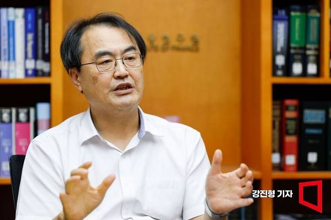 지만수 한국금융연구원 선임연구위원이 지난달 14일 서울 중구 한국금융연구원에서 인터뷰를 하고 있다.