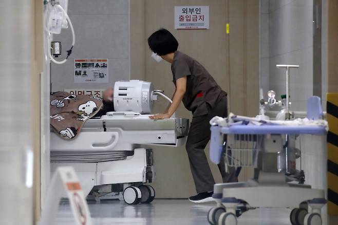 대구의 한 대학병원에서 의료진이 환자 병상을 검사실로 옮기고 있다. /뉴스1