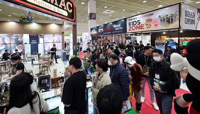 지난 5월 서울 강남구 코엑스에서 열린 '2024 IFS 프랜차이즈 창업·산업 박람회'가 관람객으로 붐비고 있다. ⓒ뉴시스