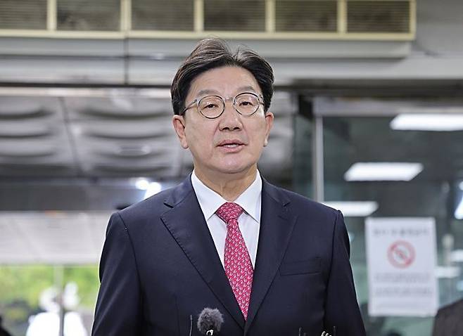 윤석열 정부와 통일교 간 '정교 유착'의 발단으로 지목된 권성동 국민의힘 의원이 지난 16일 서울 서초구 서울중앙지법에서 열린 구속 전 피의자 심문(영장실질심사)에 출석하며 취재진의 질문에 답변하고 있다. ⓒ연합뉴스