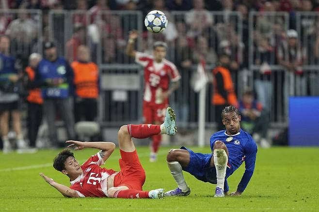 바이에른 뮌헨의 수비수 김민재(왼쪽)가 18일 독일 뮌헨 알리안츠 아레나에서 열린 2025~2026시즌 유럽축구연맹(UEFA) 챔피언스리그(UCL) 리그 페이즈 1차전 첼시(잉글랜드)와의 안방 경기에서 주앙 페드로와 공을 다투고 있다. 뮌헨은 이날 3-1로 승리했다. 뮌헨=AP뉴시스