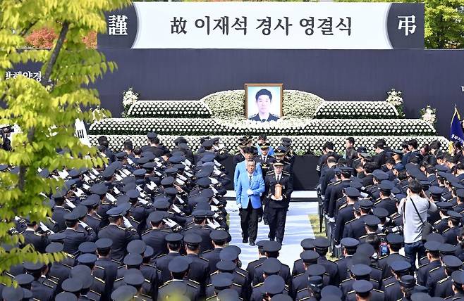 지난 15일 인천 서구 인천해양경찰서에서 영흥도 갯벌에 고립된 70대 중국인을 구조하다 숨진 故 이재석 경사의 영결식이 엄수되고 있다. 뉴스1