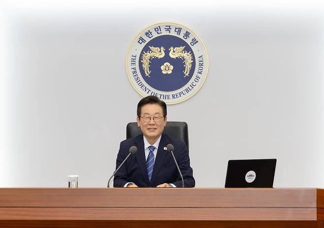 이재명 대통령이 18일 서울 용산 대통령실 청사에서 열린 수석보좌관회의에서 발언을 하고 있다. 뉴스1