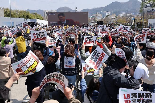 헌법재판소가 윤석열 대통령 파면을 선고한 지난 4월4일 오전 광주 동구 5·18민주광장에서 생방송으로 탄핵심판 선고를 지켜본 시민들이 기뻐하고 있다. 연합뉴스