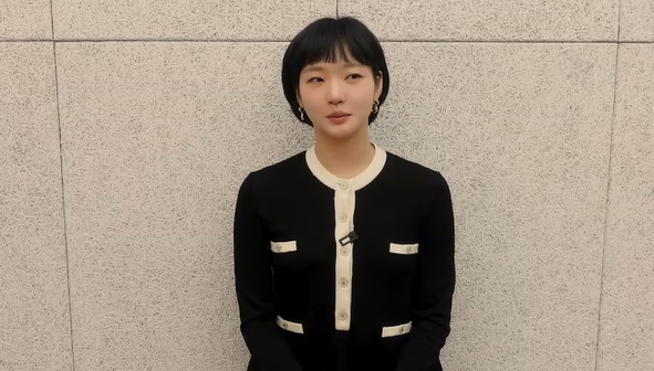 김고은이 제34회 부일영화상에서 여우주연상을 받았다. 생중계 영상 캡처