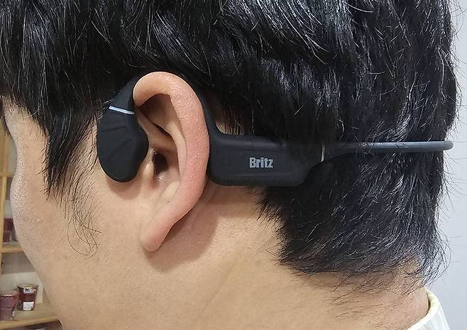 귀를 막지 않는 개방형 구조라 음악 감상 중에도 주변의 소리를 온전하게 들을 수 있다 / 출처=IT동아