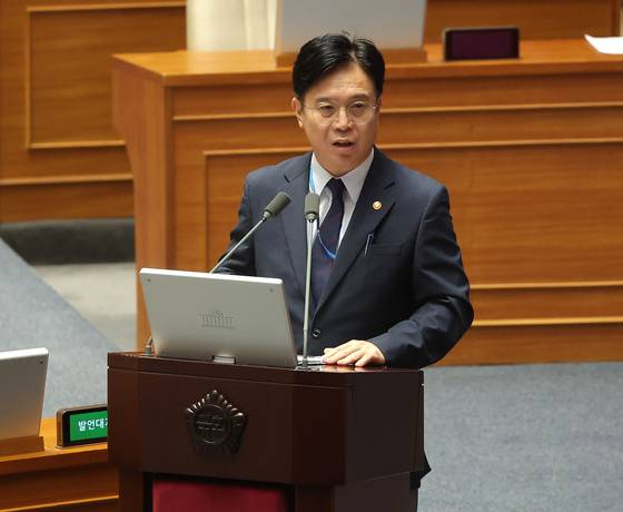 김영훈 고용노동부 장관이 18일 교육·사회·문화 분야 대정부질문이 열린 국회 본회의장에서 질의에 답하고 있다. 연합뉴스