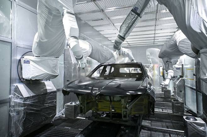BMW그룹 헝가리 데브레첸 공장서 가스가 아닌 전부 재생에너지를 활용한 전기로 도장 공정이 진행되는 모습. 사진=BMW그룹
