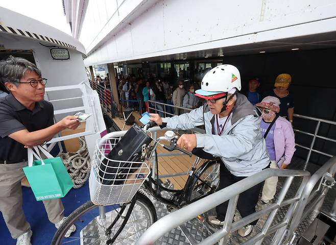 한강버스가 정식 운항을 시작한 18일 서울 송파구 한강버스 잠실 선착장에서 시민들이 승선을 하고 있다. 연합뉴스