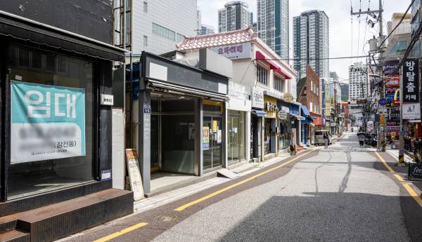 한때 대학생 등 청년으로 북적였던 부산대 앞 거리가 지난 2일 한산한 모습을 보이고 있다. 이원준 기자 windstorm@kookje.co.kr