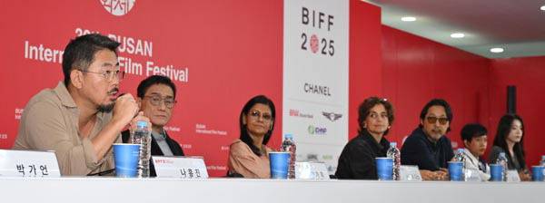 18일 부산 해운대구 영화의전당에서 열린 제30회 부산국제영화제 경쟁 심사위원 기자회견에서 심사위원장을 맡은 나홍진 감독이 소감을 말하고 있다. 왼쪽부터 나 감독, 배우 양가휘, 난디타 다스 감독, 마르지예 메쉬키니 감독, 코코나다 감독, 율리아 에비나 바하라 프로듀서, 배우 한효주. 김정록 기자