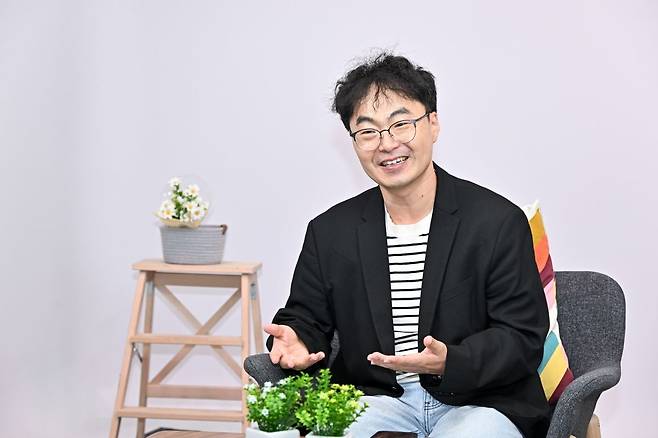 김진혁 횃불트리니티신학대학원대 교수가 지난 12일 서울 여의도 국민일보 스튜디오에서 신간 ‘신학의 슬픔과 기쁨’ 출간 소감을 밝히고 있다. 장진현 포토그래퍼