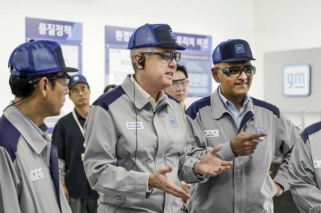 헥터 비자레알 한국GM사장이 지난달 28일 창원공장의 생산 현장을 둘러보고 있다.한국GM