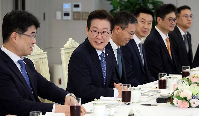 이재명 대통령이 18일 증권사 리서치센터장들과 오찬 간담회를 하고 있다. 김호영 기자