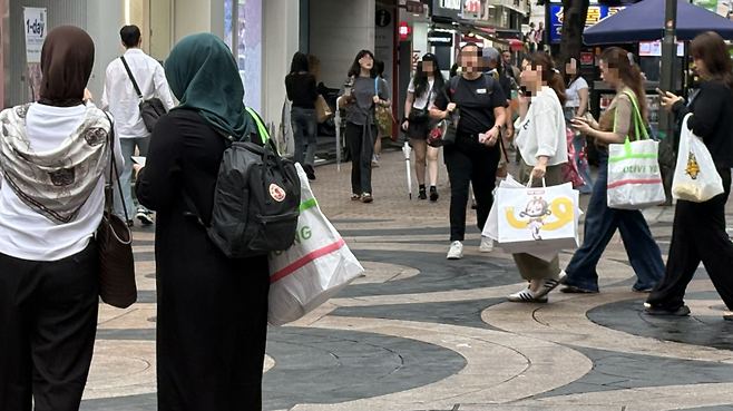 외국인 관광객들이 서울 중구 명동 거리에서 올리브영 타포린백을 메고 있다. 박연수 기자