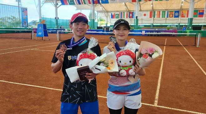 제9회 문경아시아소프트테니스선수권대회 단식 동메달을 따낸 김우식(왼쪽)과 은메달리스트 이민선. 대회 조직위원회