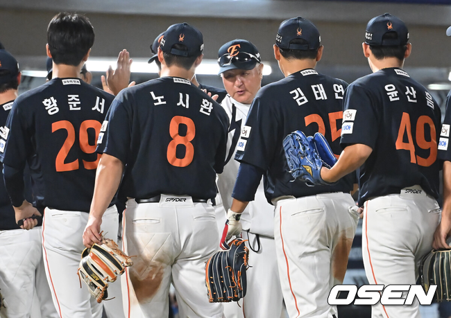 김경문 감독이 선수들과 하이파이브를 하고 있다./OSEN DB