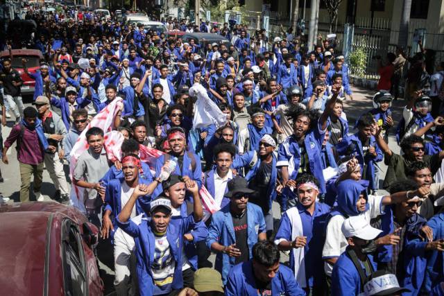 동티모르 딜리의 한 거리에서 여러 대학 학생들이 국회의원 65명을 위한 SUV 구매 계획에 반대하는 시위에 참여하고 있다. 2025.09.15. AFP 연합뉴스