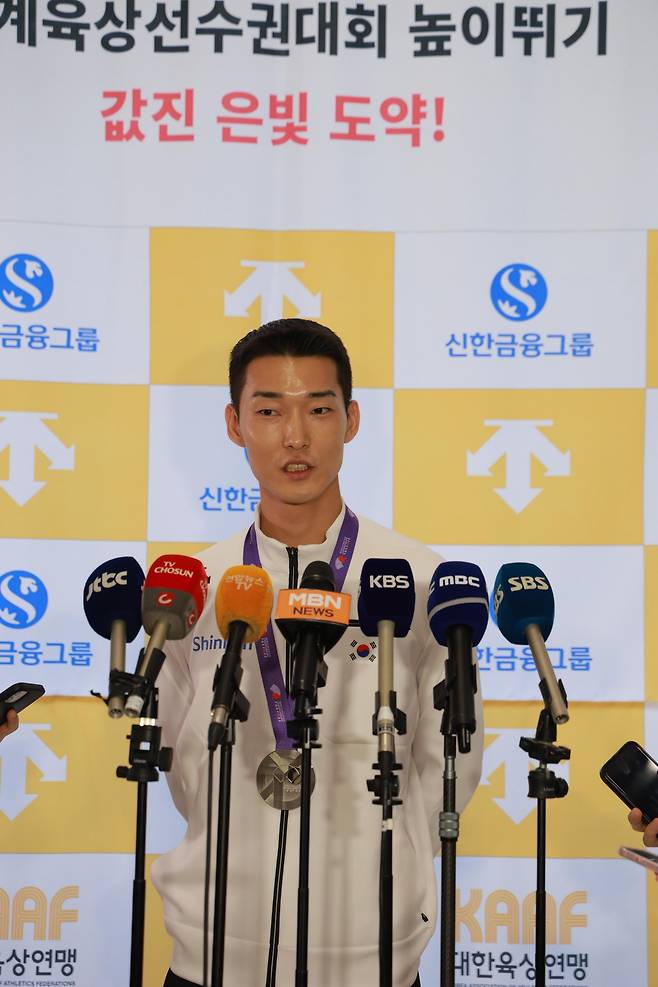 ‘스마일 점퍼’ 우상혁이 18일 김포공항에서 열린 귀국 기자회견에서 2025세계육상선수권 남자 높이뛰기에서 은메달을 수확한 소감을 설명하고 있다. 그는 지난달 10일 유럽전지훈련 도중 종아리와 발목을 다쳤지만 이를 딛고 한국육상 역대 최고 성적과 타이인 은메달을 따냈다. 사진제공│대한육상연맹