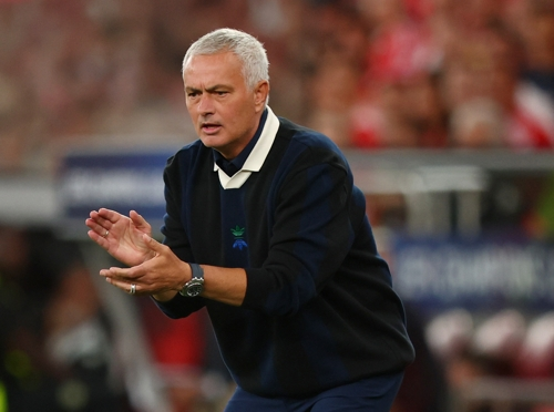 페네르바체를 이끌었던 조제 모리뉴 감독이 지난달 28일 벤피카와의 유럽챔피언스리그 플레이오프 2차전에서 선수들을 독려하고 있다. 로이터연합뉴스