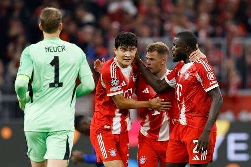 바이에른 뮌헨 김민재(왼쪽에서 두 번째)가 18일 챔피언스리그 첼시전에서 승리한 뒤 동료들과 포옹하고 있다. AFP연합뉴스