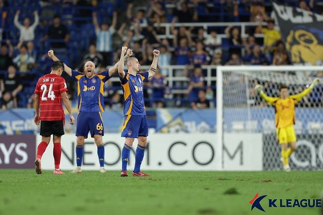 울산 HD 선수들이 17일 울산 문수축구경기장에서 열린 청두 룽청과의 2025~2026 아시아축구연맹(AFC) 챔피언스리그 엘리트(ACLE) 리그 스테이지 1차전 승리가 확정되자 기뻐하고 있다. /사진=한국프로축구연맹 제공