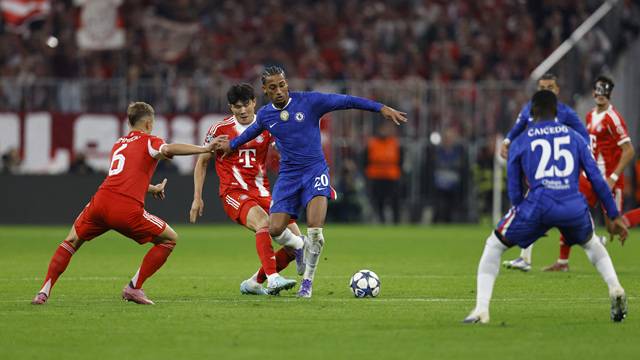 김민재(왼쪽에서 두 번째)가 수비에 집중하고 있다. /AFPBBNews=뉴스1