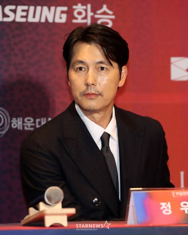 (부산=뉴스1) 윤일지 기자 = 배우 정우성이 18일 오후 부산 해운대구 시그니엘 부산에서 열린 '2025 부일영화상' 핸드프린팅 행사에 참석하고 있다. 2025.9.18/뉴스1 Copyright (C) 뉴스1. All rights reserved. 무단 전재 및 재배포, AI학습 이용 금지. /사진=(부산=뉴스1) 윤일지 기자