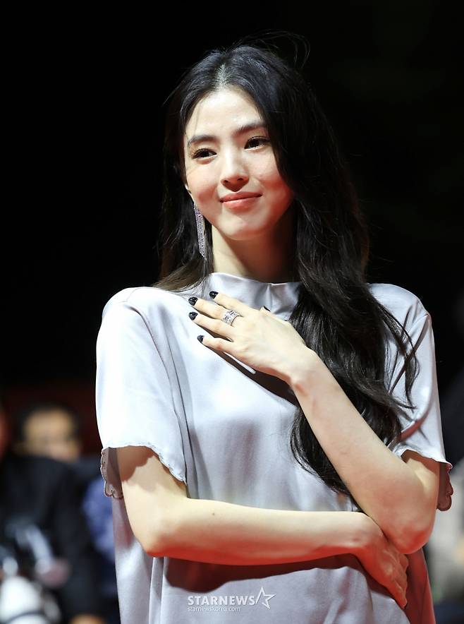 (부산=뉴스1) 권현진 기자 = 배우 한소희가 17일 오후 부산 해운대구 영화의전당에서 열린 ‘제30회 부산국제영화제’(BIFF) 개막식에 참석해 레드카펫을 밟고 있다. 2025.9.18/뉴스1 Copyright (C) 뉴스1. All rights reserved. 무단 전재 및 재배포, AI학습 이용 금지. /사진=(부산=뉴스1) 권현진 기자