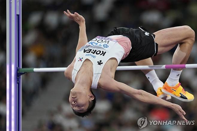 바를 넘는 우상혁 (도쿄 AP=연합뉴스) 우상혁이 18일 일본 도쿄 국립경기장에서 열린 2025 세계육상선수권 남자 높이뛰기 결선에서 바를 넘고 있다.
