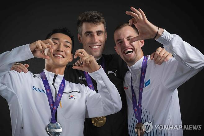 우상혁과 메달리스트 (도쿄 AFP=연합뉴스) 2025 도쿄 세계육상선수권 남자 높이뛰기에서 2위를 차지한 우상혁(왼쪽)이 17일 일본 도쿄 국립경기장 앞 메달 플라자 포토존에서 1위 커(가운데), 3위 스테펠라와 기념 촬영하고 있다.