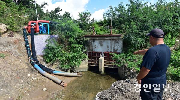18일 오후 인천시 중구 무의도의 한 캠핑장 예정부지 인근 배수문을 주민이 살펴보고 있다. 해당 배수문은 안전등급 D등급으로 정상 작동이 불가능한 상태다. 2025.9.18 /조재현기자 jhc@kyeongin.com