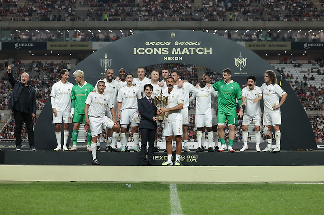 넥슨은 'FC 온라인'에서 만날 수 있었던 레전드 축구 선수들을 서울월드컵경기장으로 불러모았다(제공=넥슨).