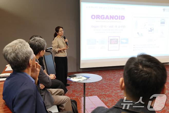 19일 경기 성남시 분당구 판교스타트업캠퍼스에서 열린 반려동물 산업 육성 협의회 제16회 IR데이에서 오가노이드 기반 정밀의료 및 동반진단 플랫폼 기업 포도테라퓨틱스의 김정은 상무가 기업 설명을 하고 있다. 2025.9.19/뉴스1 ⓒ News1 김영운 기자