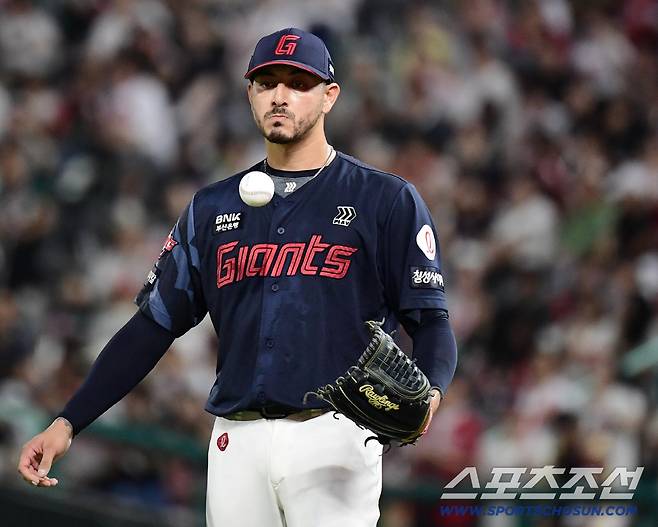 5일 인천 SSG랜더스필드에서 열린 SSG와 롯데의 경기. 4회말 무사 1루. 투수 보크를 저지른 롯데 벨라스케즈. 인천=송정헌 기자songs@sportschosun.com/2025.09.05/