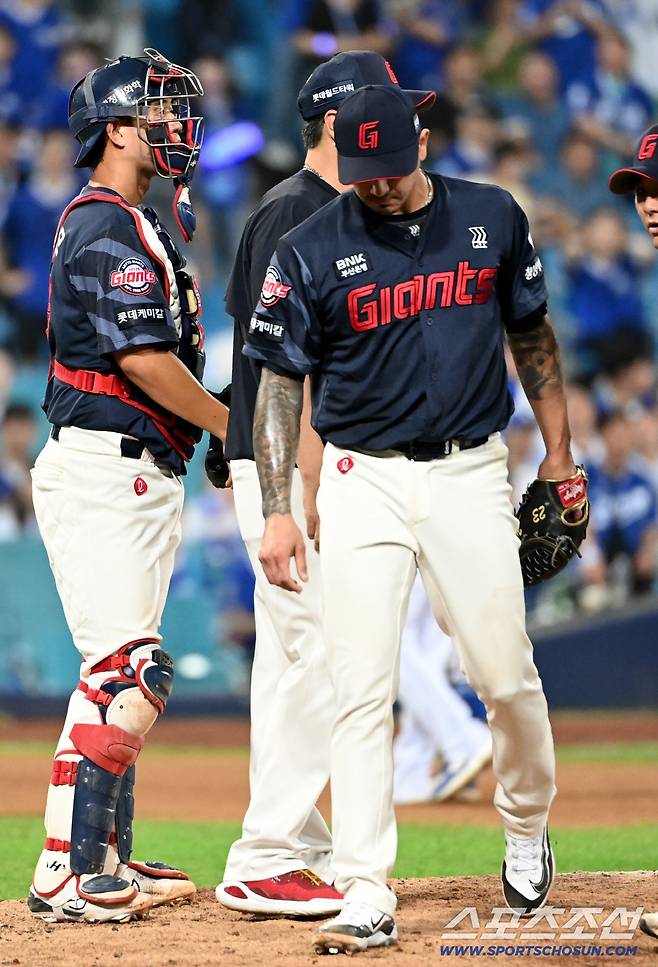 16일 대구삼성라이온즈파크에서 열린 롯데와 삼성의 경기, 7회말 롯데 벨라스케즈가 마운드를 내려가고 있다. 대구=허상욱 기자wook@sportschosun.com/2025.09.16/