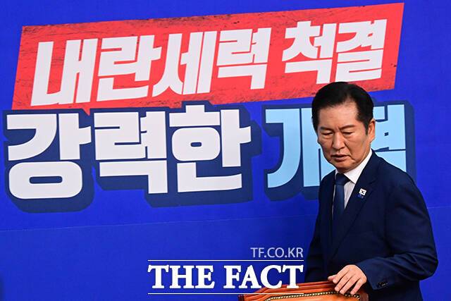 정청래 민주당 대표는 18일 광주시청에서 열린 '광주 현장 예산정책협의회'에 참석해 "그렇게 이재명 (대선)후보의 선거법 파기환송을 번갯불에 콩 구워 먹듯이 빨리해야 했는지, 입장을 지금이라도 밝혀야 한다"라고 말했다. /남윤호 기자