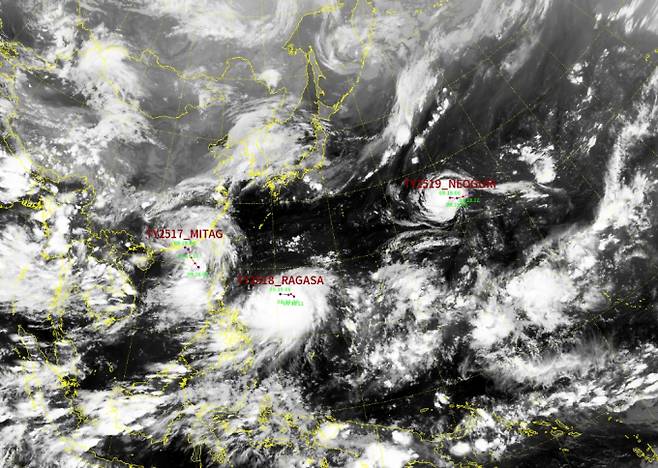 2025년 ‘가을태풍’ 주말 많은 비…‘트리플태풍’ 예상경로?= 2025년 가을태풍 3개가 연이어 발생하며 이번 주말 전국에 비가 쏟아질 전망이다. 기상청에 따르면 전날(18일) 17호 태풍 ‘미탁’, 19일 새벽 18호 태풍 ‘라가사’와 19호 태풍 ‘너구리’까지 잇따라 모습을 드러냈다. ⓒ기상청:3개의 태풍 구름영상