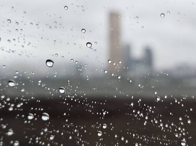 2025년 ‘가을태풍’ 주말 많은 비…‘트리플태풍’ 예상경로?= 2025년 가을태풍 3개가 연이어 발생하며 이번 주말 전국에 비가 쏟아질 전망이다. 기상청에 따르면 전날(18일) 17호 태풍 ‘미탁’, 19일 새벽 18호 태풍 ‘라가사’와 19호 태풍 ‘너구리’까지 잇따라 모습을 드러냈다. ⓒbnt뉴스