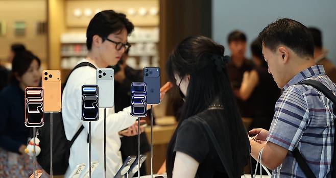 19일 오전 서울 중구 명동 애플스토어에서 한 시민이 이날 출시된 애플의 스마트폰 '아이폰17프로'를 살펴보고 있다. /뉴스1