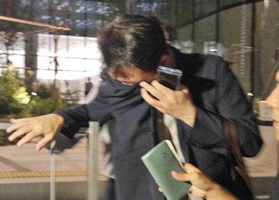 김건희 여사 오빠인 김진우씨가 지난 7월28일 밤 김 여사 관련 의혹들을 수사하는 민중기 특별검사팀 사무실이 위치한 서울 종로구 케이티(KT)광화문빌딩웨스트(West)에서 조사를 마친 뒤 얼굴을 가린 채 특검 사무실을 나서고 있다. 연합뉴스