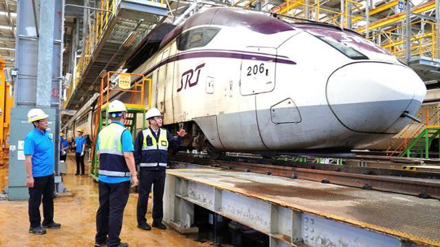 정정래 코레일 사장직무대행이 10일 광주광역시 호남철도차량정비단에서 추석대수송을 앞두고 SRT와 KTX 정비 현장을 점검하고 있다. 뉴스1