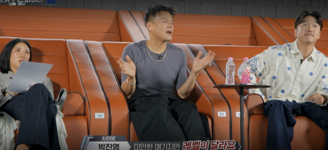 '월드 오브 스트릿 우먼 파이터' 심사위원인 가수 박진영이 한국팀 범접의 '몽경' 퍼포먼스 영상을 보고 "레벌이 다르다"고 말하고 있다. 수준이 다른 상대는 해외팀들이다. Mnet 영상 캡처