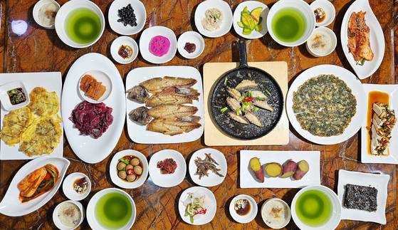 남도 밥상은 보기만 해도 배부르다. 사진은 전남 해남 식당 ‘도화지’의 보리굴비 정식이다. 상다리가 휘어질 듯하다. 육전에 육회도 나오고, 창란젓·박무침 등이 딸려 나온다. 해남 배추로 담근 묵은김치와 홍어회의 궁합도 탁월하다. 손민호 기자