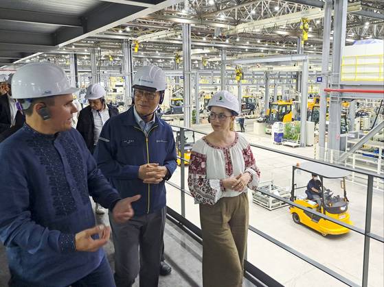 우크라이나 정부관계자들이 HD현대건설기계 울산 캠퍼스 내 제조시설을 둘러보고 있다. 사진 HD현대건설기계