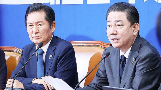 김병기 민주당 원내대표(오른쪽)가 19일 국회에서 열린 최고위원회의에서 발언하고 있다. 임현동 기자