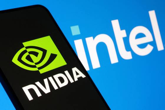 Nvidia and Intel logos are seen in this illustration taken September 18, 2025. REUTERS/Dado Ruvic/Illustration 〈저작권자(c) 연합뉴스, 무단 전재-재배포, AI 학습 및 활용 금지〉
