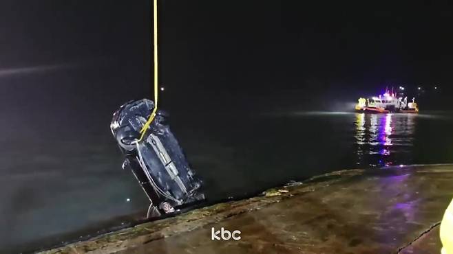 ▲ 진도항 인근 해상으로 빠진 일가족 탑승 차량이 인양되고 있는 모습